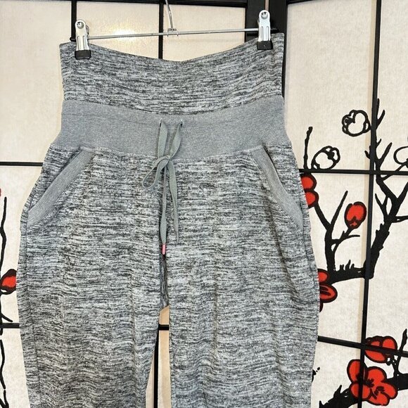 ATHLETA Gray Skimmer  Capri Pants Womens size S Fold-over Waist Pockets - Picture 2 of 5